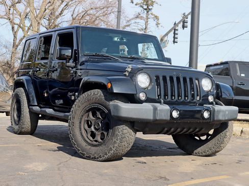 Used 2018 Jeep Wrangler Unlimited Sahara AWD/4WD image 9