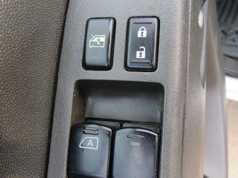 Used 2018 Nissan Frontier SV AWD/4WD image 10