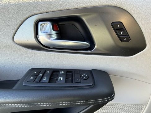 Certified 2024 Chrysler Pacifica Touring-L image 28