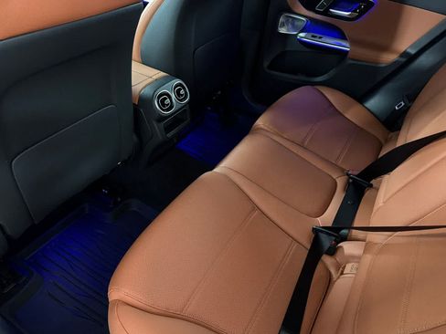 Used 2025 Mercedes-Benz GLC 300 image 4