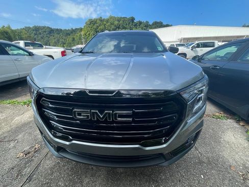 Used 2024 GMC Terrain SLE w/ Elevation Edition AWD/4WD image 2
