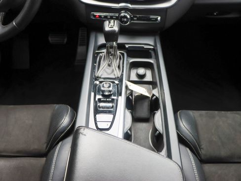 Used 2018 Volvo XC60 T5 R-Design w/ Convenience Package AWD/4WD image 27