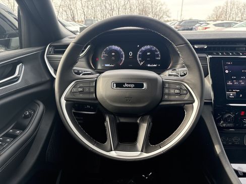 New 2025 Jeep Grand Cherokee Altitude image 21