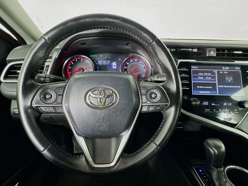 Used 2018 Toyota Camry XSE image 11