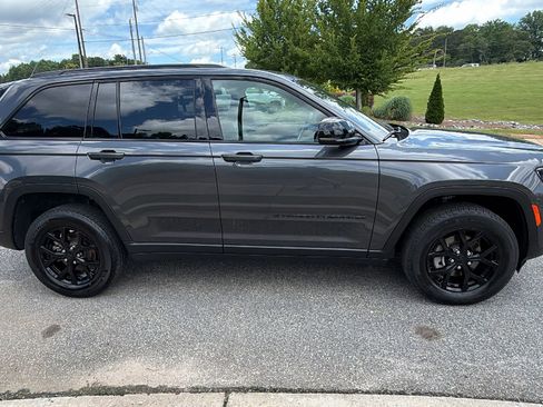 Used 2025 Jeep Grand Cherokee L Laredo AWD/4WD image 7