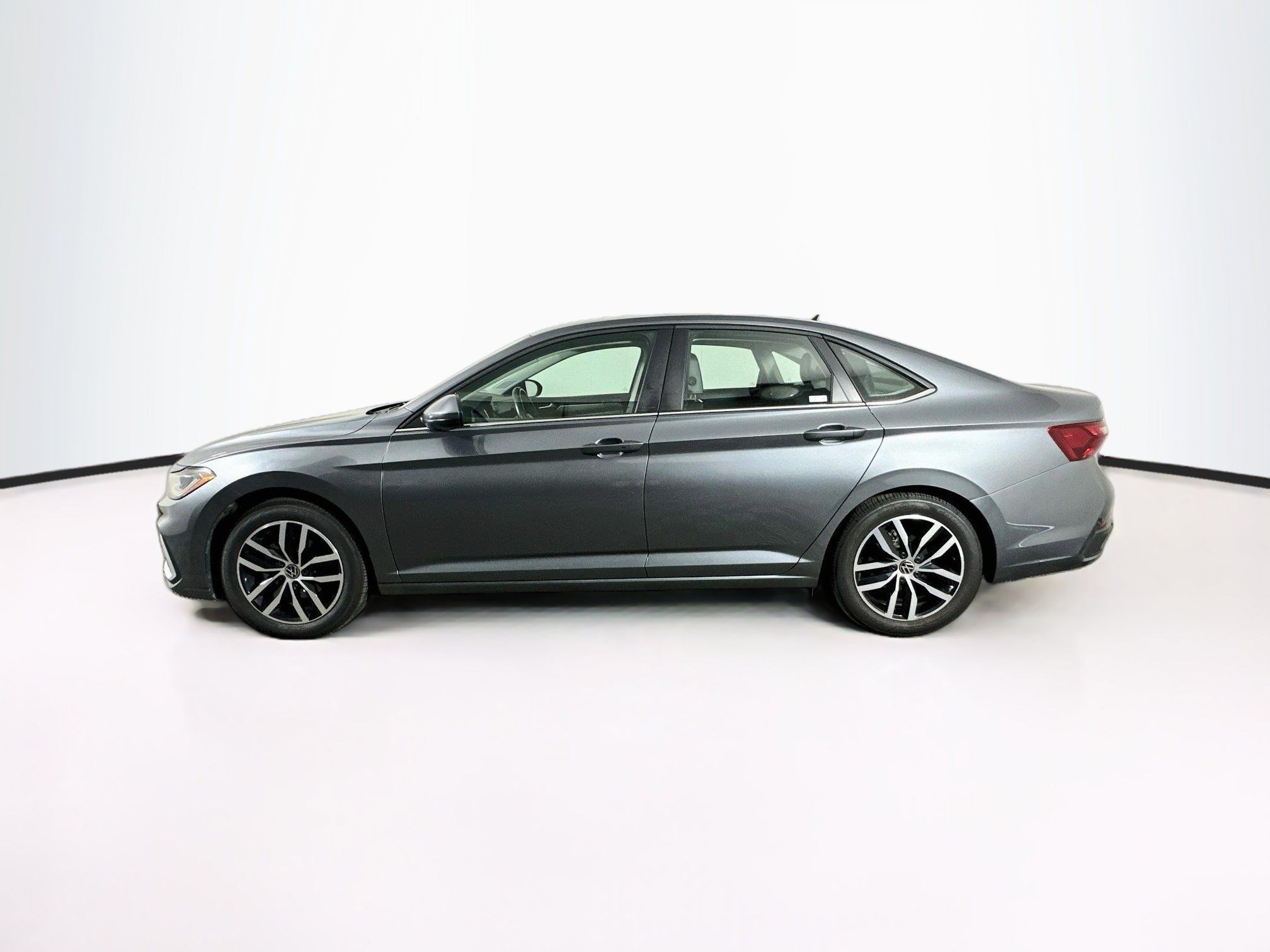 Used 2025 Volkswagen Jetta SE FWD image 4
