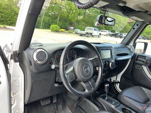 Used 2018 Jeep Wrangler Unlimited Sahara w/ Connectivity Group AWD/4WD image 10