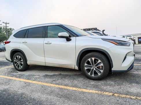 Used 2021 Toyota Highlander XLE FWD image 7