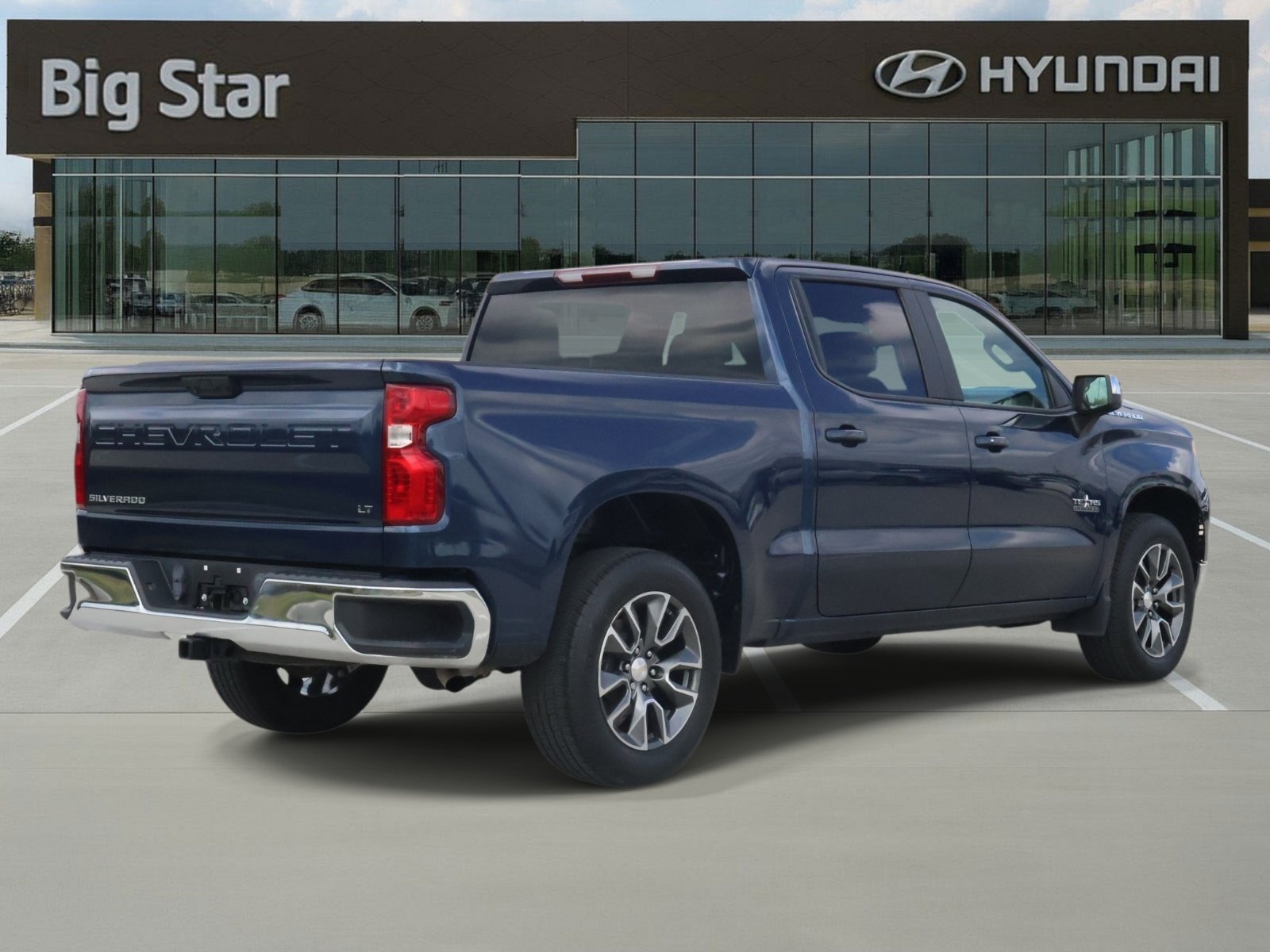 Used 2022 Chevrolet Silverado 1500 LT RWD image 4