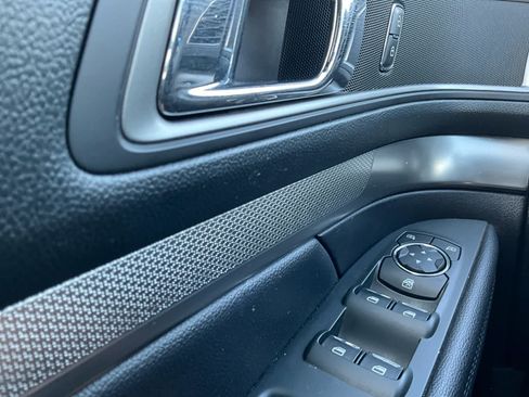 Used 2019 Ford Explorer XLT w/ Equipment Group 202A AWD/4WD image 16