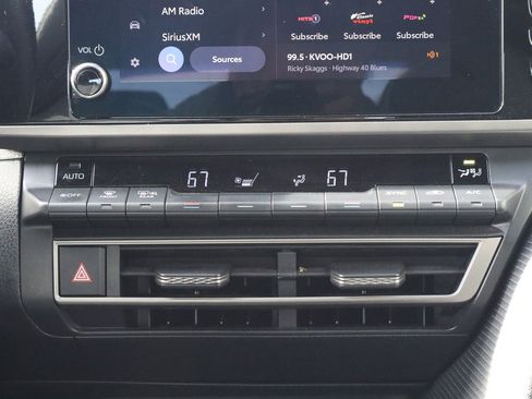 Used 2025 Toyota Camry SE image 11