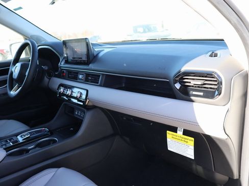 New 2025 Honda Pilot Touring image 9