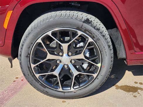 New 2025 Jeep Grand Cherokee Summit image 7