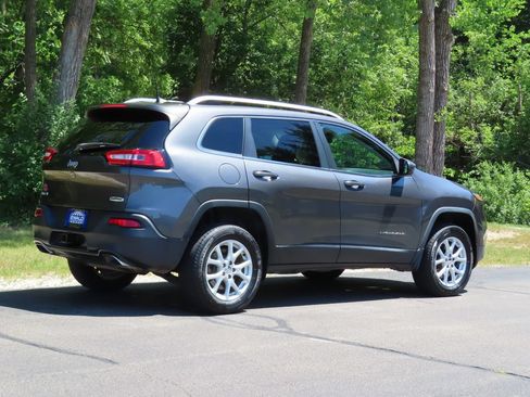 Used 2017 Jeep Cherokee Latitude w/ Comfort/Convenience Group AWD/4WD image 3