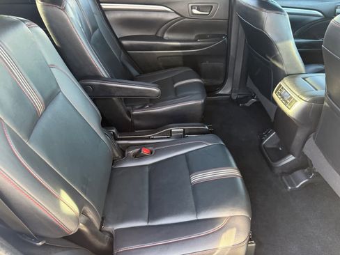 Used 2019 Toyota Highlander SE image 29