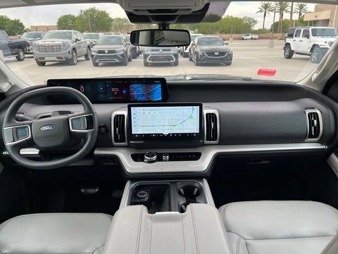 Used 2025 Ford Expedition Active RWD image 13