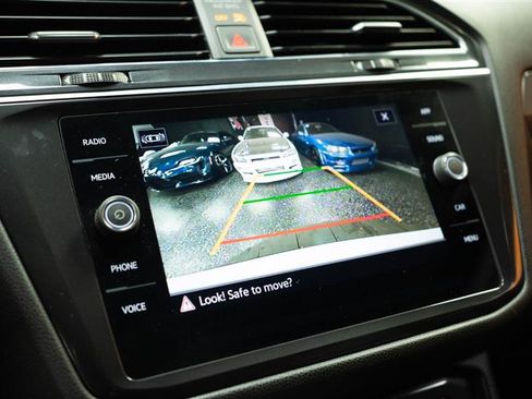 Used 2022 Volkswagen Tiguan SE w/ Panoramic Sunroof Package image 23