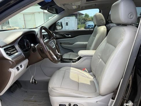 Used 2019 GMC Acadia SLT FWD image 2