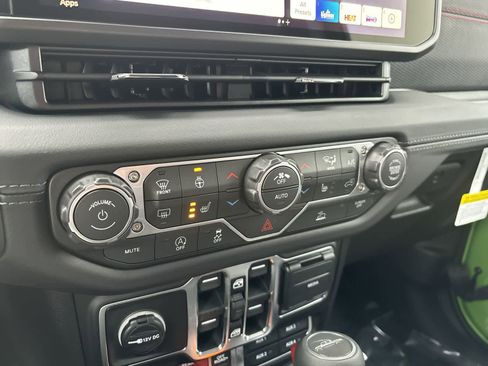 New 2026 Jeep Gladiator Rubicon w/ Technology Group image 24