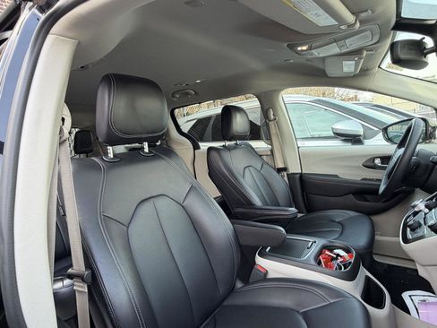 Used 2024 Chrysler Pacifica Touring-L image 27