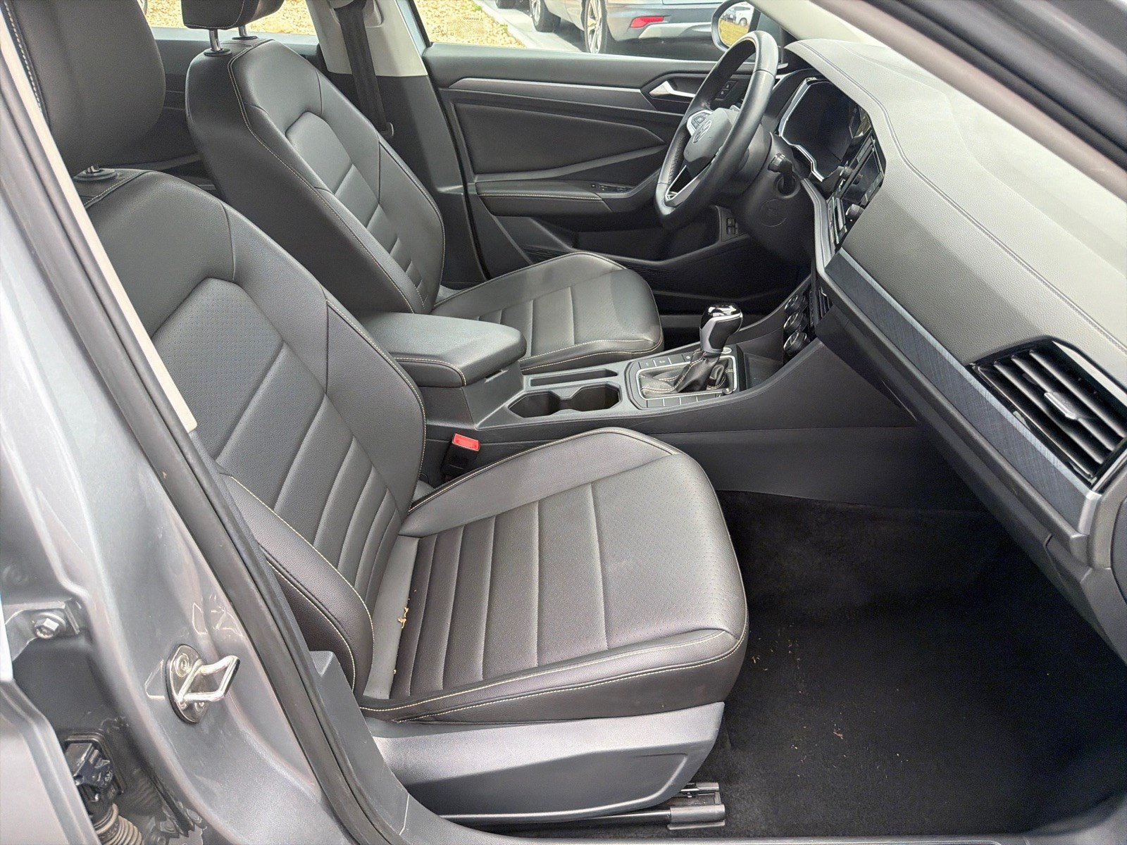 Used 2024 Volkswagen Jetta SE FWD image 13