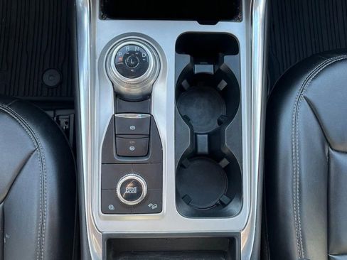 Used 2022 Ford Explorer XLT w/ Equipment Group 202A AWD/4WD image 17