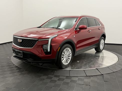 Used 2024 Cadillac XT4 Luxury w/ Cold Weather Package FWD image 3