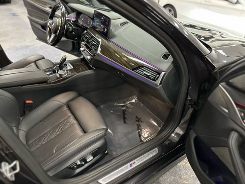 Used 2022 BMW 540i xDrive w/ M Sport Package image 32