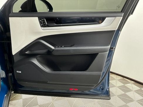 Used 2025 Porsche Cayenne S image 22