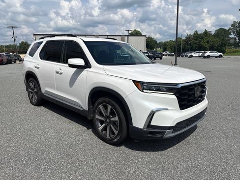 Used 2025 Honda Pilot Touring image 10