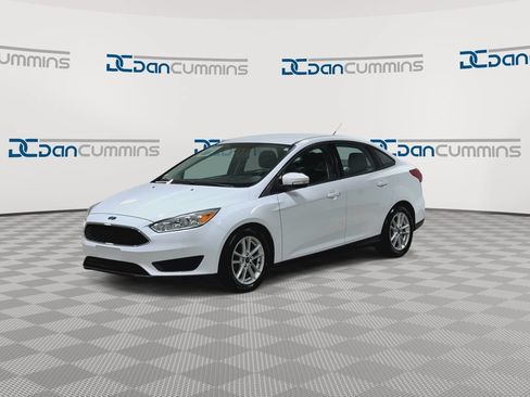Used 2016 Ford Focus SE w/ Reverse Sensing Package FWD image 4