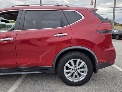 Used 2017 Nissan Rogue SV image 4