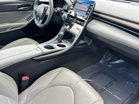Used 2020 Toyota Avalon Limited image 33