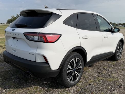 Used 2022 Ford Escape SE w/ SE Sport Appearance Package AWD/4WD image 3