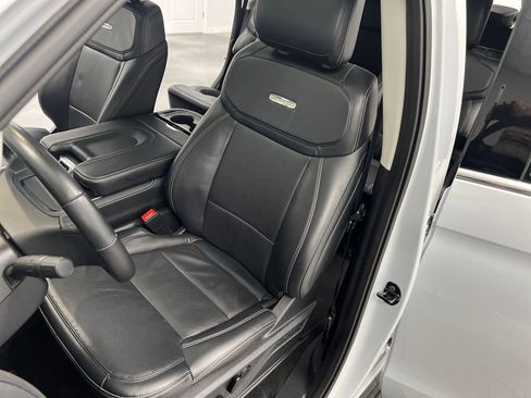 Used 2025 Ford Expedition Platinum image 9