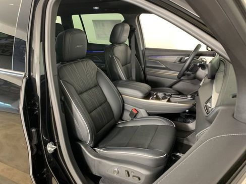 Used 2025 Buick Enclave Avenir w/ Super Cruise Package AWD/4WD image 39
