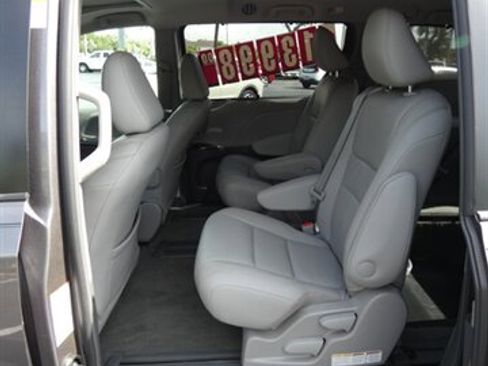 Used 2017 Toyota Sienna XLE FWD image 43