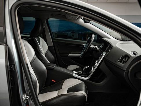 Used 2018 Volvo S60 T5 Cross Country Platinum image 23