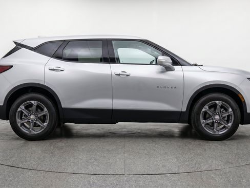 Used 2025 Chevrolet Blazer LT FWD image 11