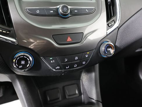 Used 2017 Chevrolet Cruze LT image 36