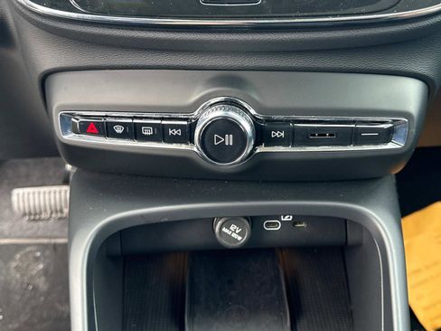 Certified 2025 Volvo XC40 B5 Plus image 22