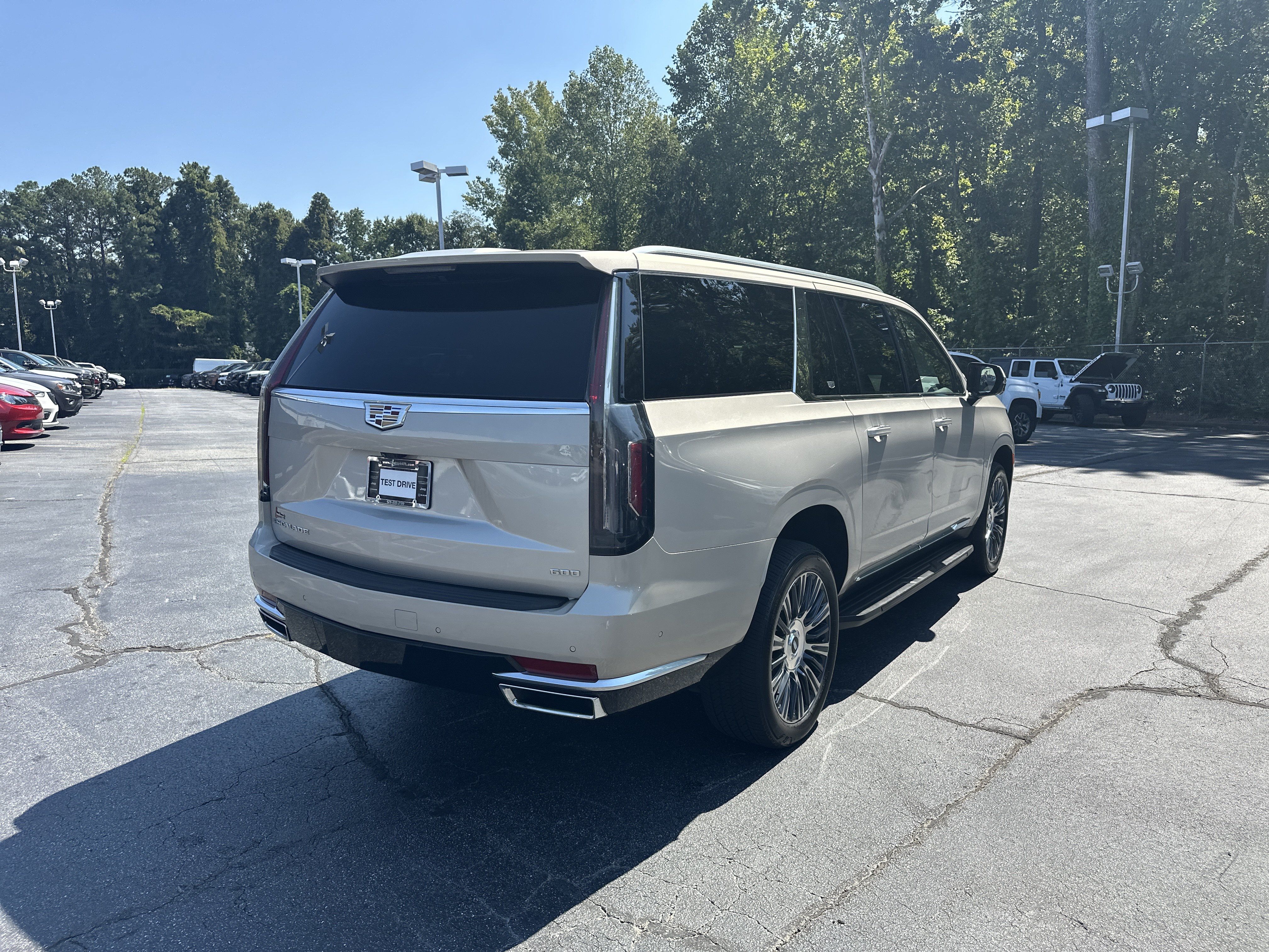 Used 2022 Cadillac Escalade ESV Premium Luxury AWD/4WD image 9