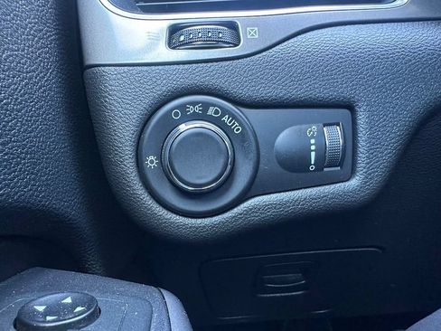 Used 2020 Jeep Cherokee Latitude AWD/4WD image 18