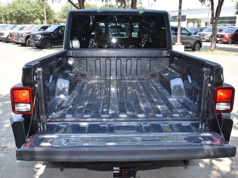 Used 2023 Jeep Gladiator Rubicon w/ Cold Weather Group AWD/4WD image 35