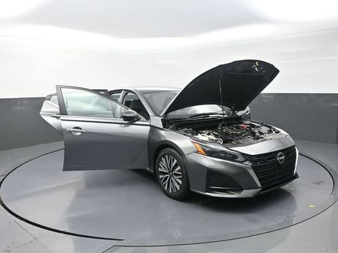 Used 2024 Nissan Altima 2.5 SV FWD image 29