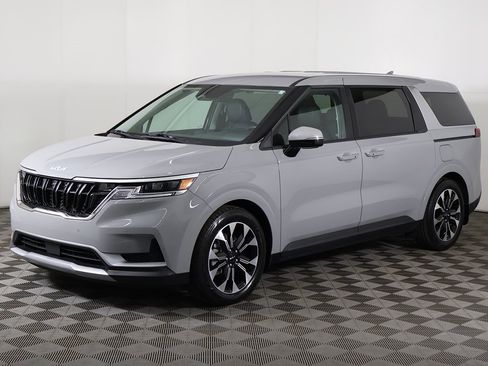 Used 2024 Kia Carnival EX image 9