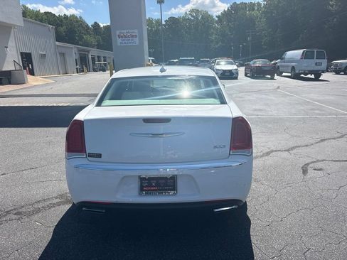 Used 2015 Chrysler 300 Limited w/ Driver Convenience Group RWD image 4