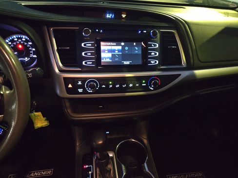 Used 2019 Toyota Highlander LE FWD image 16