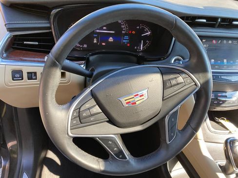Used 2017 Cadillac XT5 Luxury w/ Driver Awareness Package AWD/4WD image 18