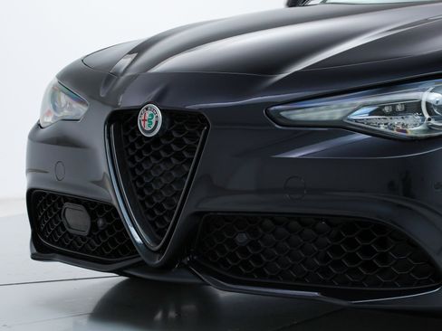 Used 2023 Alfa Romeo Giulia Veloce RWD image 9